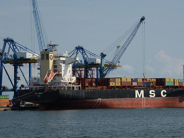 Ein Containerschiff liegt in einem Hafen bei Accra in Ghana.