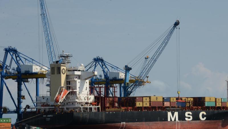 Ein Containerschiff liegt in einem Hafen bei Accra in Ghana. Ein Containerschiff liegt in einem Hafen bei Accra in Ghana.
