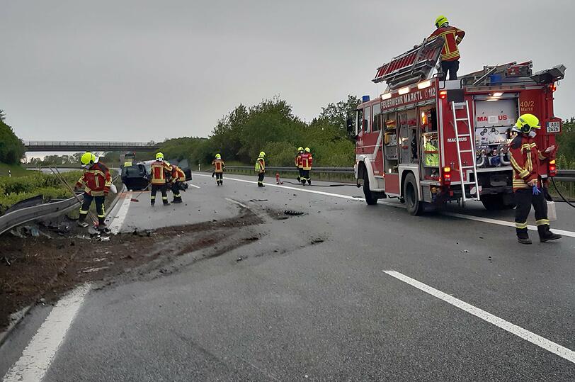 … und wurde anschließend gegen die Mittelleitplanke geschleudert.