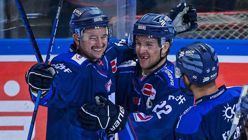 Akeson Jason von Straubing (l) jubelt mit Connolly Mike (M) von Straubing nach seinem Treffer zum 1:0 gegen Bremerhaven.