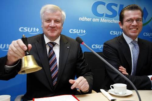 Schaut fröhlich, grollt aber innerlich: Horst Seehofer mit seinem Generalsekretär Karl-Theodor zu Guttenberg