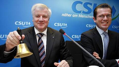 Schaut fröhlich, grollt aber innerlich: Horst Seehofer mit seinem Generalsekretär Karl-Theodor zu Guttenberg