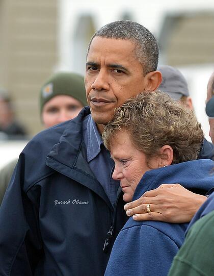 Obama steht den Opfer des Hurricans bei. Hier tröstet er  Dana Vanzant in New Jersey.