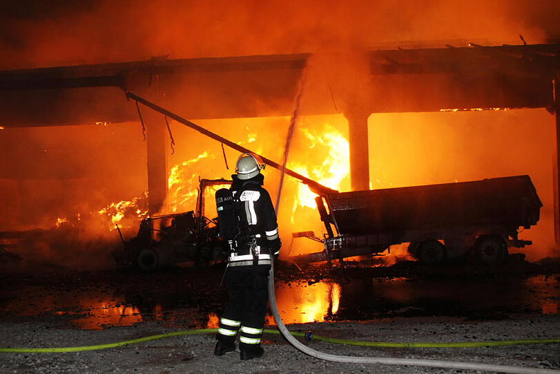 Spektakuläre Bilder: In Gangkofen (Landkreis Rottal-Inn) ist eine Lagerhalle durch ein Feuer vollständig zerstört worden. Die Feuerwehr kämpfte gegen die Flammen.
