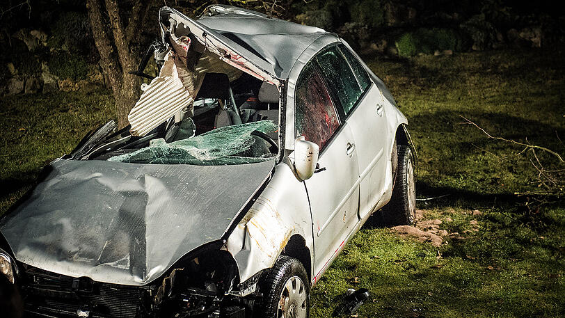 Zwei Brüder kamen bei einem Autounfall in der Oberpfalz ums Leben. Die Bilder.