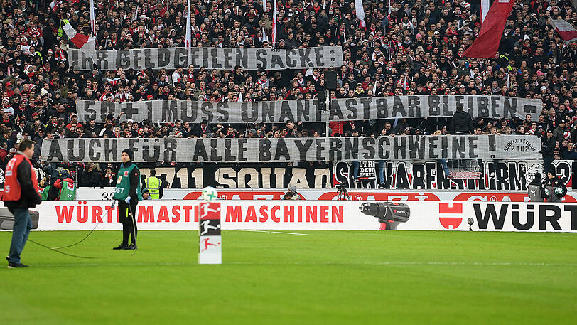 Die Stuttgart-Fans protestierten vor Anpfiff mit diesem Banner.