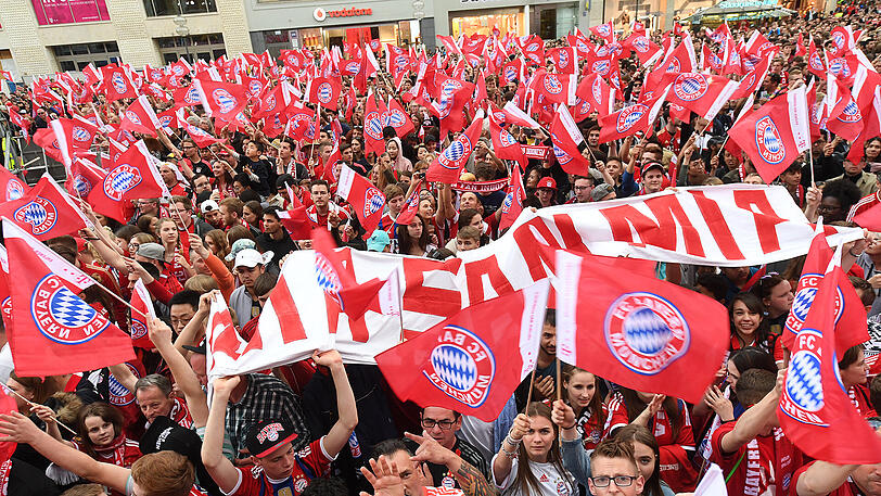 Bayern-Fans feiern ihre Mannschaft auf dem Marienplatz. Dieses Jahr steigt die Party wohl am Tag nach dem DFB-Pokalfinale.