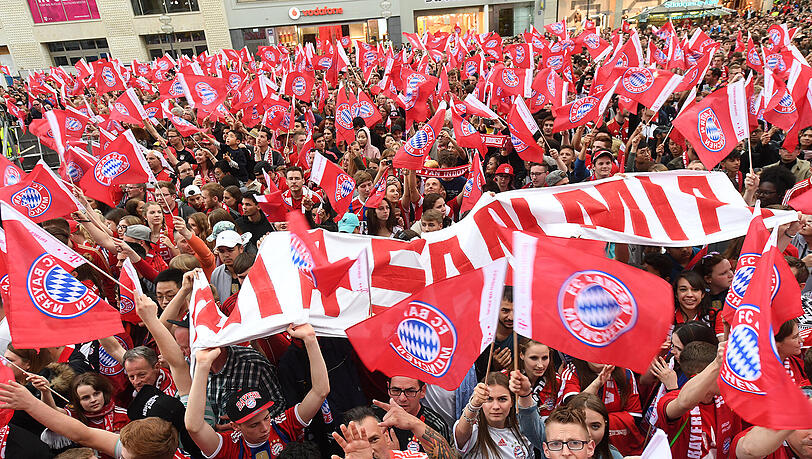 Bayern-Fans feiern ihre Mannschaft auf dem Marienplatz. Dieses Jahr steigt die Party wohl am Tag nach dem DFB-Pokalfinale. Bayern-Fans feiern ihre Mannschaft auf dem Marienplatz. Dieses Jahr steigt die Party wohl am Tag nach dem DFB-Pokalfinale.