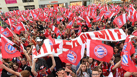 Bayern-Fans feiern ihre Mannschaft auf dem Marienplatz. Dieses Jahr steigt die Party wohl am Tag nach dem DFB-Pokalfinale.