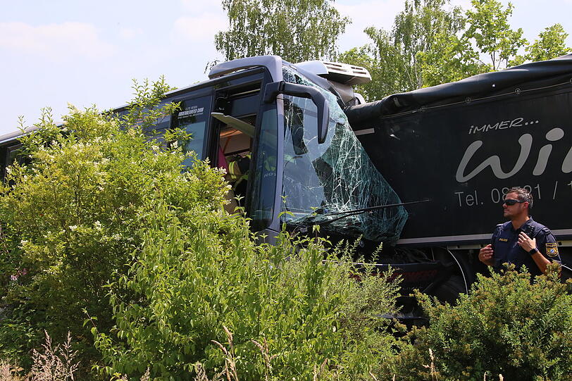 Bei einem Unfall zwischen einem Schulbus und einem Lkw in Neuötting wurden zahlreiche Personen verletzt.
