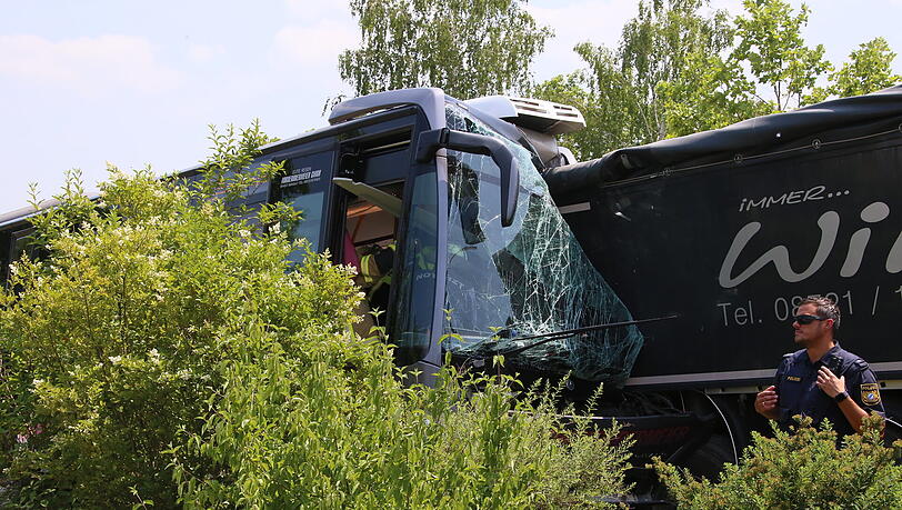 Bei einem Unfall zwischen einem Schulbus und einem Lkw in Neuötting wurden zahlreiche Personen verletzt. Bei einem Unfall zwischen einem Schulbus und einem Lkw in Neuötting wurden zahlreiche Personen verletzt.