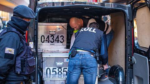 Bei einer bundesweiten Razzia gelingt der Polizei ein Schlag gegen das sogenannte Hawala-Banking.