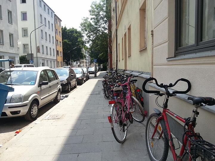 17 Radl an der Zahl stehen hier an einer Hauswand.