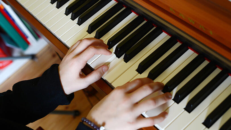 Auch Verträge über Musik- und Tanzunterricht sowie Nachhilfekurse lassen sich nach der Mindestlaufzeit binnen eines Monats kündigen. Auch Verträge über Musik- und Tanzunterricht sowie Nachhilfekurse lassen sich nach der Mindestlaufzeit binnen eines Monats kündigen.