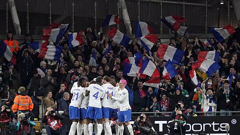 Frankreich setzte sich dank eines Tores von Benjamin Pavard (verdeckt) mit 1:0 in Irland durch.