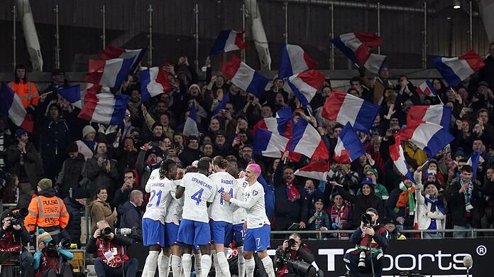 Frankreich setzte sich dank eines Tores von Benjamin Pavard (verdeckt) mit 1:0 in Irland durch.
