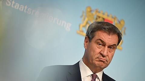 Markus Söder gibt eine kurzfristig anberaumte Pressekonferenz.