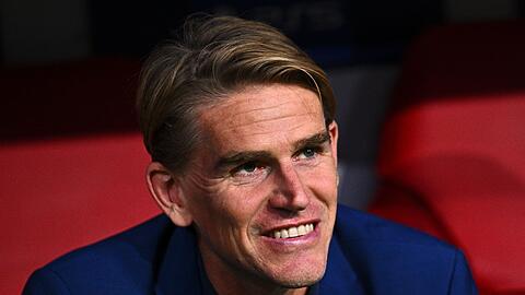 Bayerns Sportdirektor Christoph Freund auf der Bank.