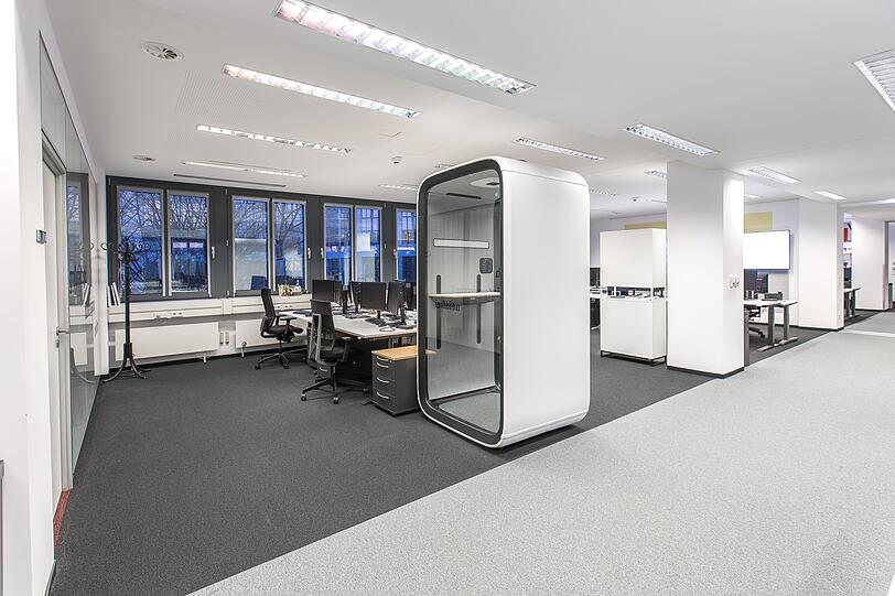 Redaktion: Hell, großzügig, modern und mit flexiblen Arbeitsplätzen ausgestattet.