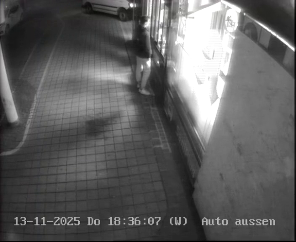 Von der Kamera erfasst: Ein Abholer an einer Apotheke.