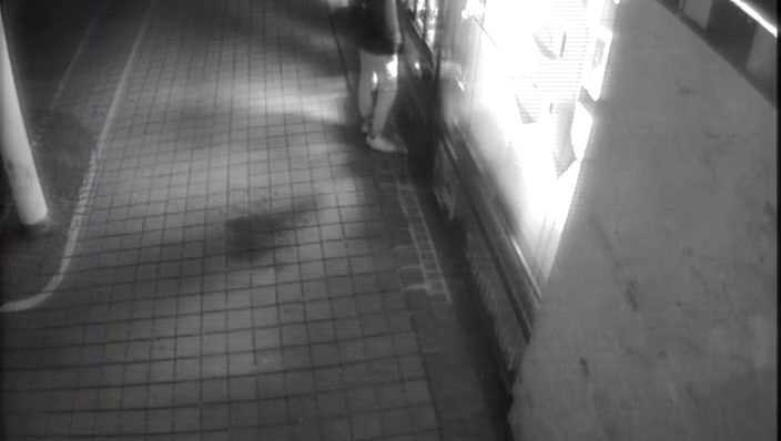 Von der Kamera erfasst: Ein Abholer an einer Apotheke.