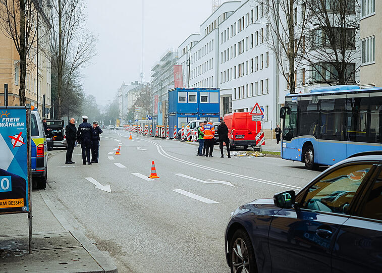 Die Polizei ist derzeit in einem Großaufgebot im Münchner Südwesten im Einsatz. Die Polizei ist derzeit in einem Großaufgebot im Münchner Südwesten im Einsatz.