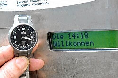 Peinlicher Zeitvergleich: Die Funkuhr zeigt die exakte Sommerzeit, auf dem Display des Parkschein-Automaten ist noch immer die Winterzeit zu sehen.