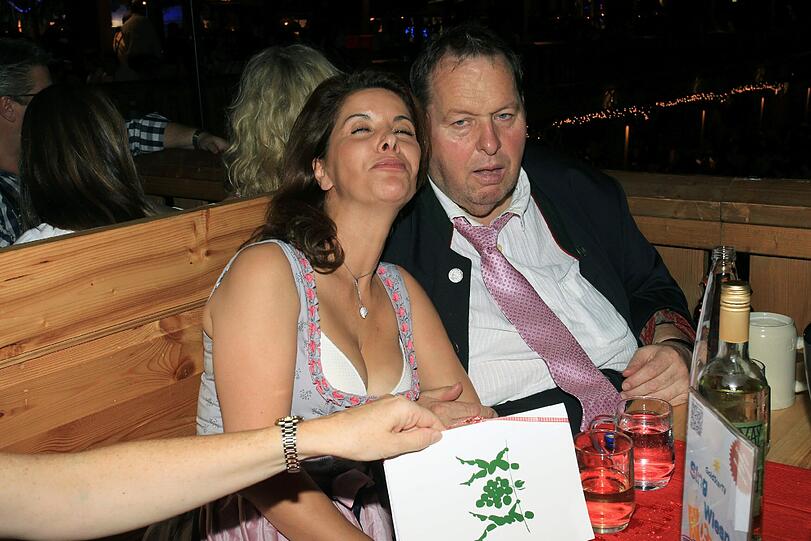 Ottfried Fischer mit Freundin Radhia Frey im Weinzelt.