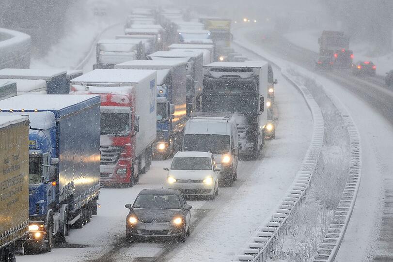 Wer am Wochenende auf Bayerns Straßen unterwegs ist, muss Geduld mitbringen. (Symbolbild)
