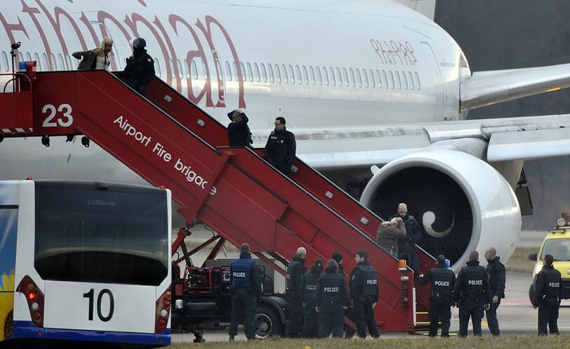 Das Sondereinsatzkommando der Polizei evakuiert die Boeing 767: Die Maschine der Ethiopian Airlines war entführt worden und landete außerplanmäßig in Genf.