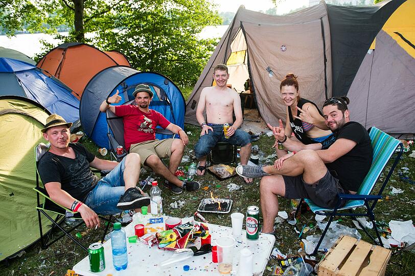 Andere Rockfans im Park entspannten derweil auf dem Campingplatz.