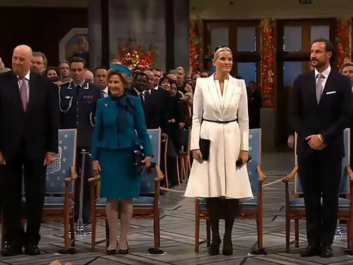 10. Dezember: Verleihung des Friedensnobelpreises in Oslo: Außerdem wurde in Oslo zeitgleich der Friedensnobelpreis verliehen. Ein angenehmer Auftritt für das norwegische Kronprinzenpaar Haakon (42) und Mette-Marit (42).