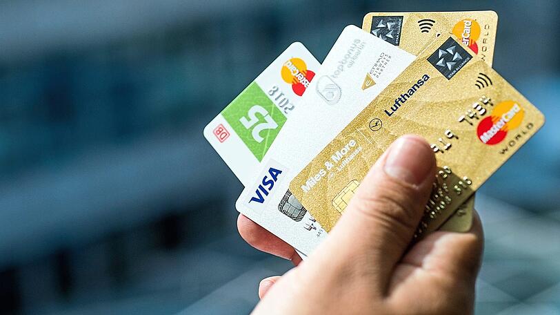 Lufthansa, Deutsche Bahn, FC Bayern, Ikea (beide rechts) oder die nun insolvente Air Berlin: Die Liste der Konzerne und Vereine, die Kunden eigene Kreditkarten anbieten, wird immer länger.