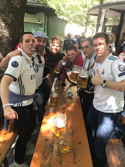 Anhänger des FC Bayern und Fans von Real Madrid gemeinsam in der Münchner Innenstadt. Klicken Sie sich durch die Bilder.