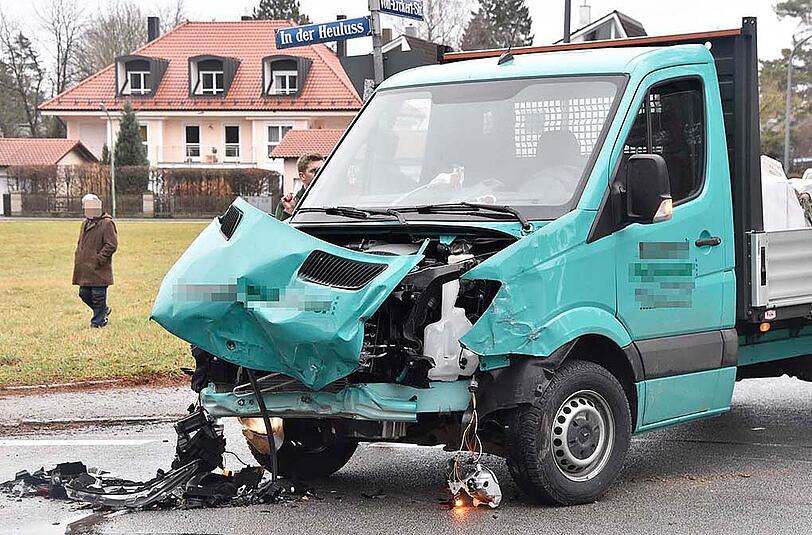 Die Bilder vom Verkehrsunfall in Waldtrudering: Ein Transporter kolldierte mit einem Linienbus, der nach dem Zusammenstoß in einem Vorgarten zum Stehen kam.