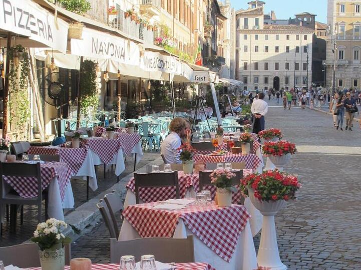 Leere Restauranttischder Piazza Navona.