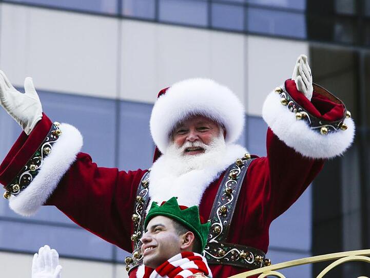 Der Weihnachtsmann ist da.