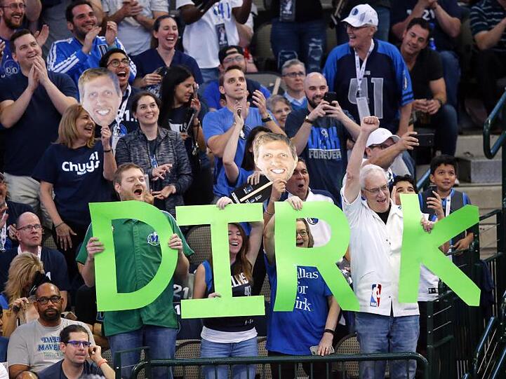Fans der Dallas Mavericks feiern ihren Superstar "Dirk".
