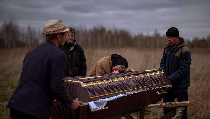 Die 70-jährige Nadiya Trubchaninova weint am Sarg ihres 48-jährigen Sohnes Vadym, der in Butscha durch einen Schuss der russischen Armee getötet wurde.