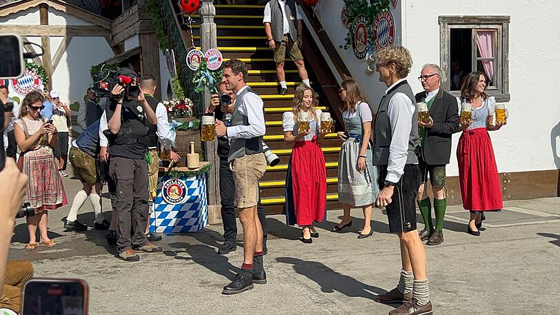 An kaum jemand anderem der Bayern-Delegation als Thomas Müller wirkt die Tracht natürlicher.