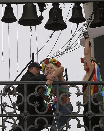 Sie haben es wieder getan - diesmal in Kiew: Nackte Aktivistinnen protestieren auf dem Turm der St. Sophia-Kathedrale und leuten die Glocke. Damit kritisieren sie ein neues Gesetz, dass Frauen in der Ukraine Abtreibung verbietet. Sie fordern das Recht, selbst über eine Schwangerschaft zu entscheiden. Die Bilder