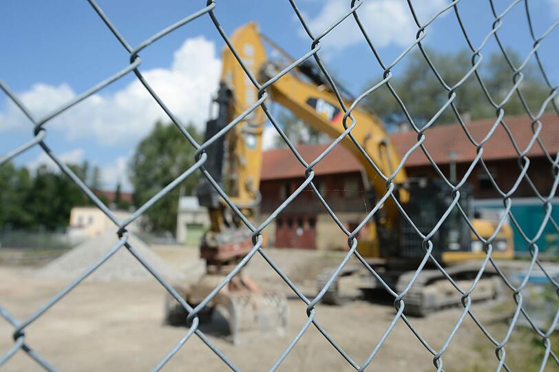 Am Führerhäuschen dieses Baggers am südlichen Ortsrand von Kempten hat sich der 44-Jährige erhängt.