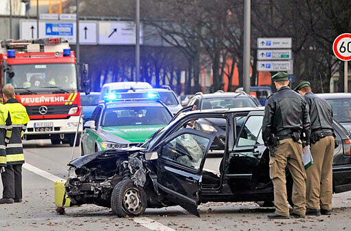 Unfall auf dem Mittleren Ring in München. Dieser Golf war gegen einen Lichtmast geprallt.