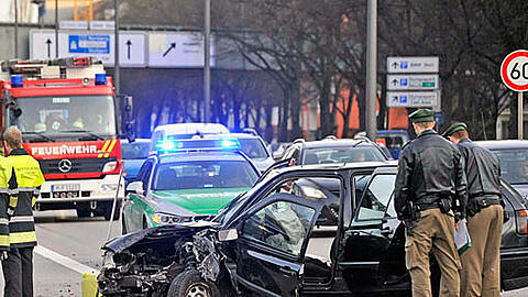 Unfall auf dem Mittleren Ring in München. Dieser Golf war gegen einen Lichtmast geprallt.