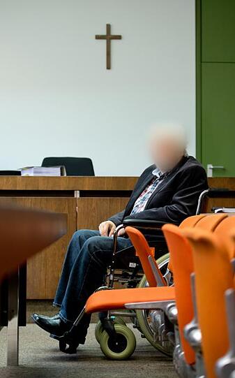 Der Angeklagte Klaus G. (65) im Gerichtssaal.