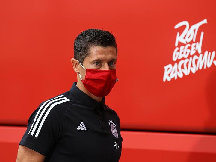 Robert Lewandowski mit Mundschutz. Foto: Julian Finney/Getty Images via UEFA/dpa/Archivbild