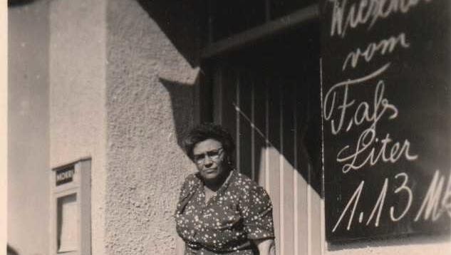 Tüchtig: die frühere Wirtin Margarethe Mathauer mit Hündin Nelly. Tüchtig: die frühere Wirtin Margarethe Mathauer mit Hündin Nelly.