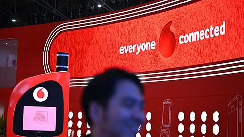 Am Vodafone-Messestand beim Mobile World Congress stand im M&auml;rz eine Handyattrappe, die an ein altes Nokia-Handy erinnerte. Solche Handys droht die Funkstille, wenn 2028 2G abgestellt wird. (Archivbild)