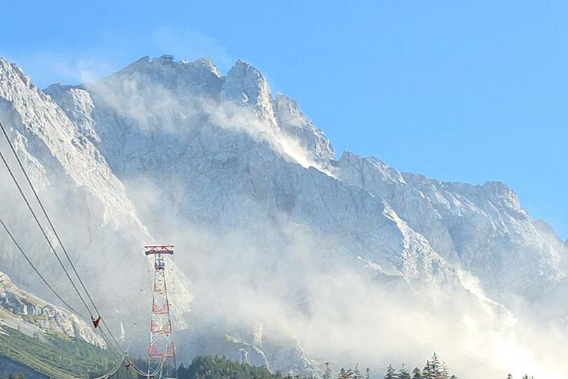 Das Gestein brach im Bereich der deutsch-österreichischen Grenze ab. Das Gestein brach im Bereich der deutsch-österreichischen Grenze ab.