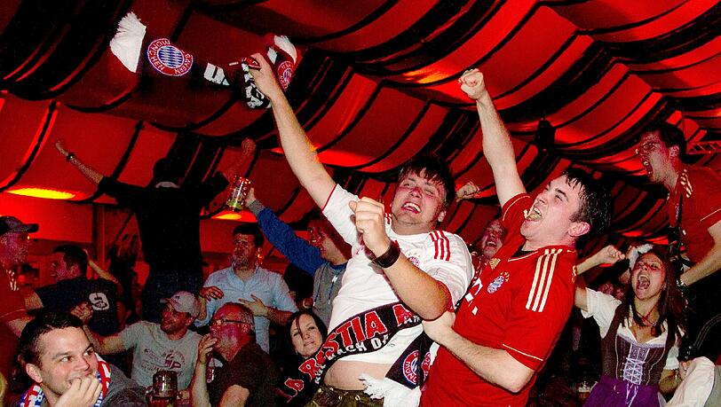 Public Viewing im Hippodrom. So feierten die Fans den Einzug ins Finale der Champions League gegen Real Madrid. Public Viewing im Hippodrom. So feierten die Fans den Einzug ins Finale der Champions League gegen Real Madrid.